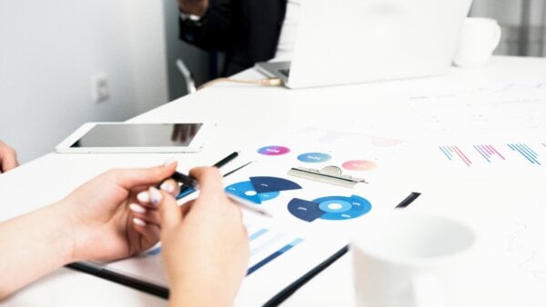 Reviewing maxdiff analysis data to identify benefits customers want.