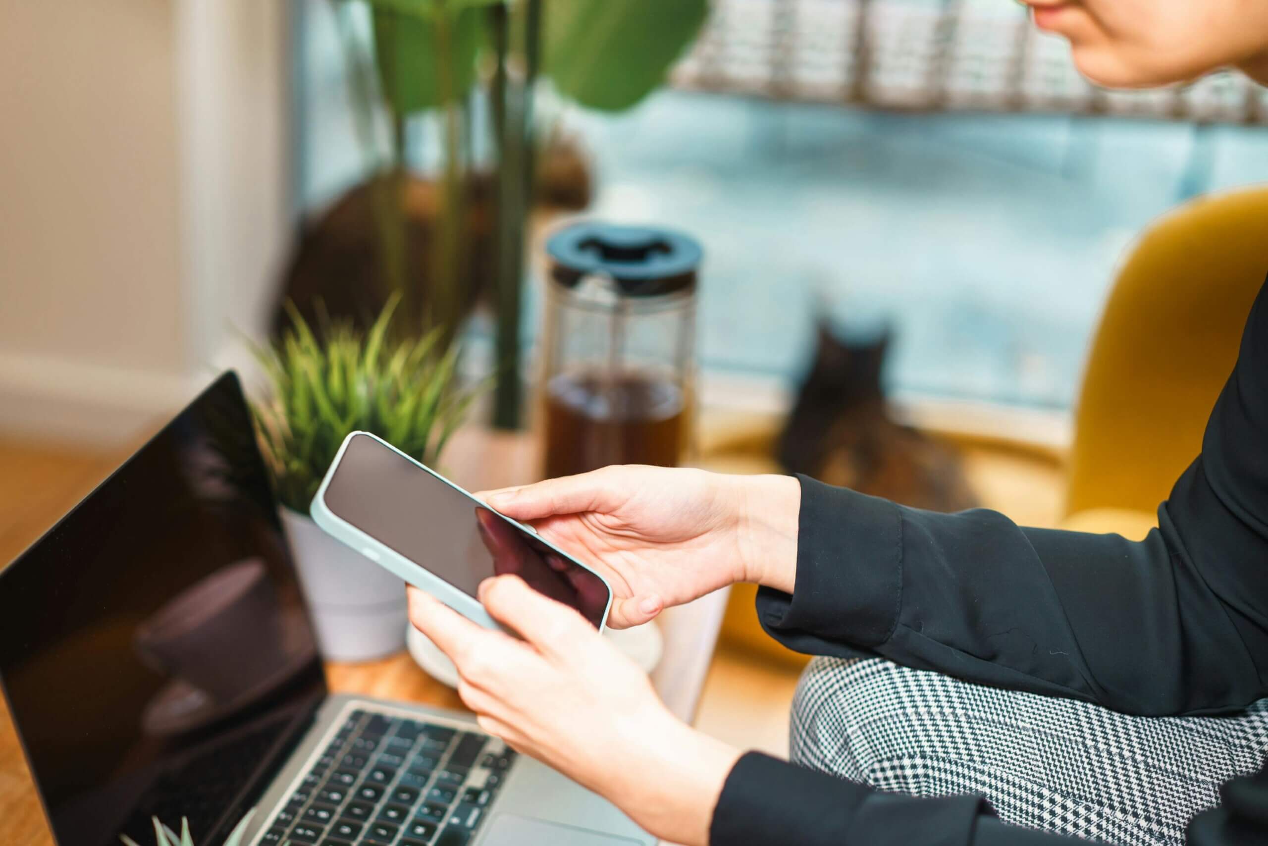User experiencing one of the SaaS trial strategies on their mobile device.