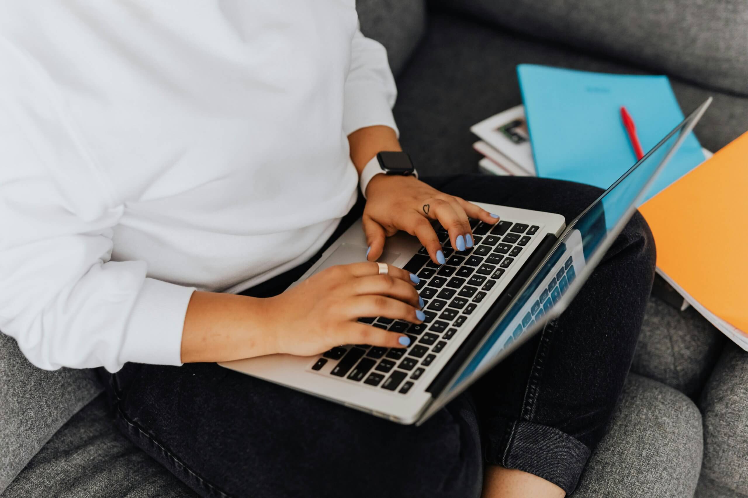 woman working on laptop.